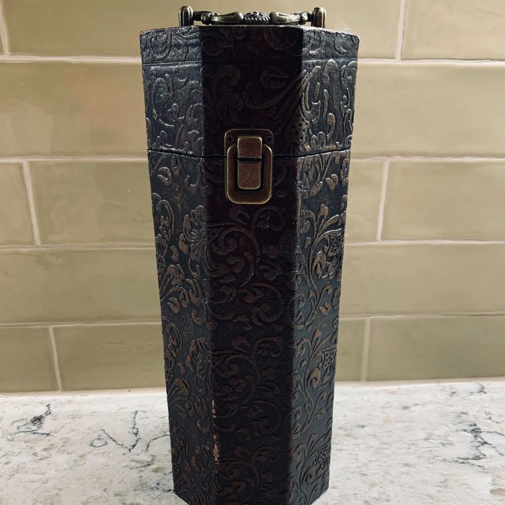 Embossed leather wine bottle carrier/box-vintage